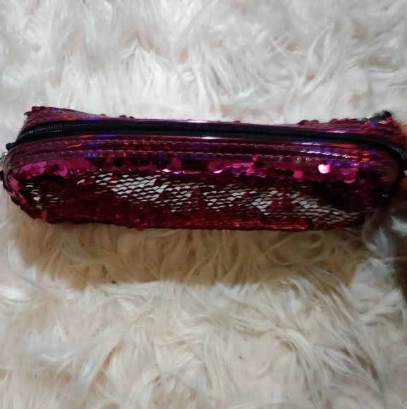Color changing sequin makeup pouch - Picture 4 of 5